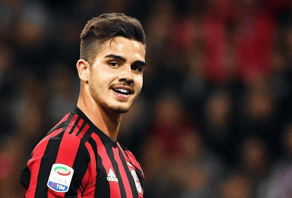 爱游戏官网包含AC米兰集结日主帅复盘今夜上海申花调整名单以备德甲，风云突变克里夫兰骑士集结日门线救险瞬间刷屏的词条